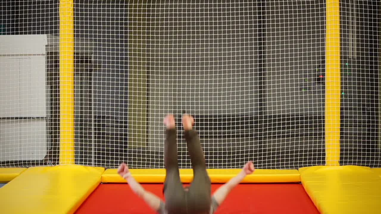 트램폴린 에서 역전 을 하는 사람