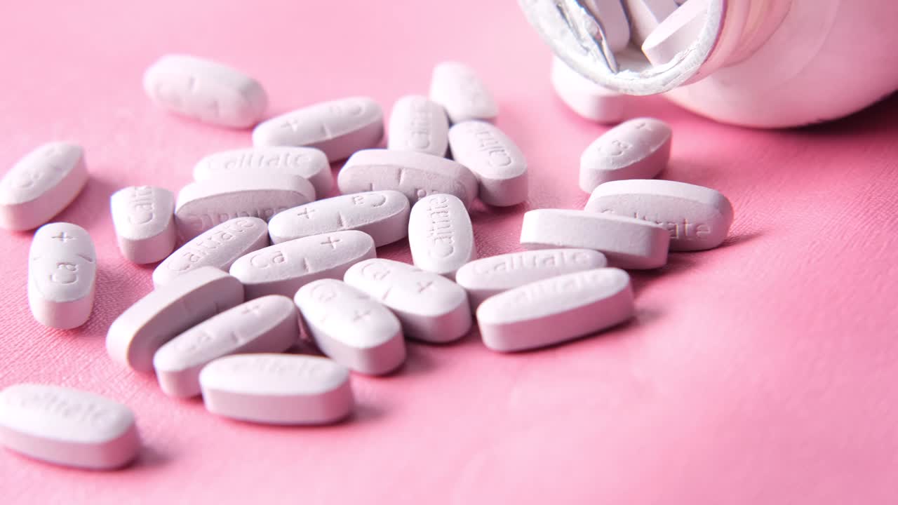 분홍색 표면에 칼 보충제