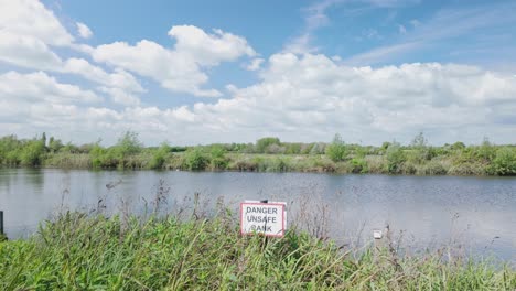 Peligro-Banco-Inseguro,-Señal-De-Precaución-De-Seguridad-En-El-Río-Waveney