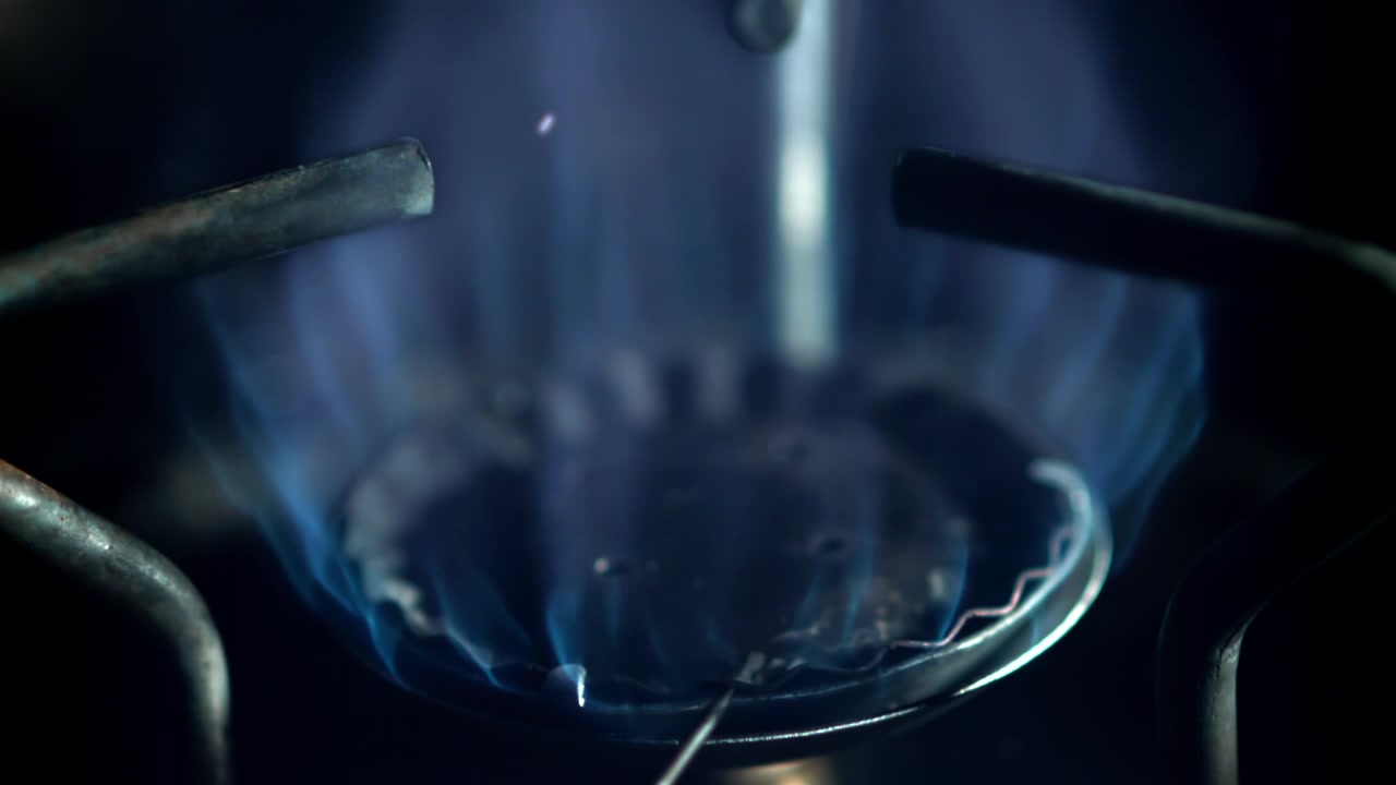 Gasblus, der tændes med blå flamme