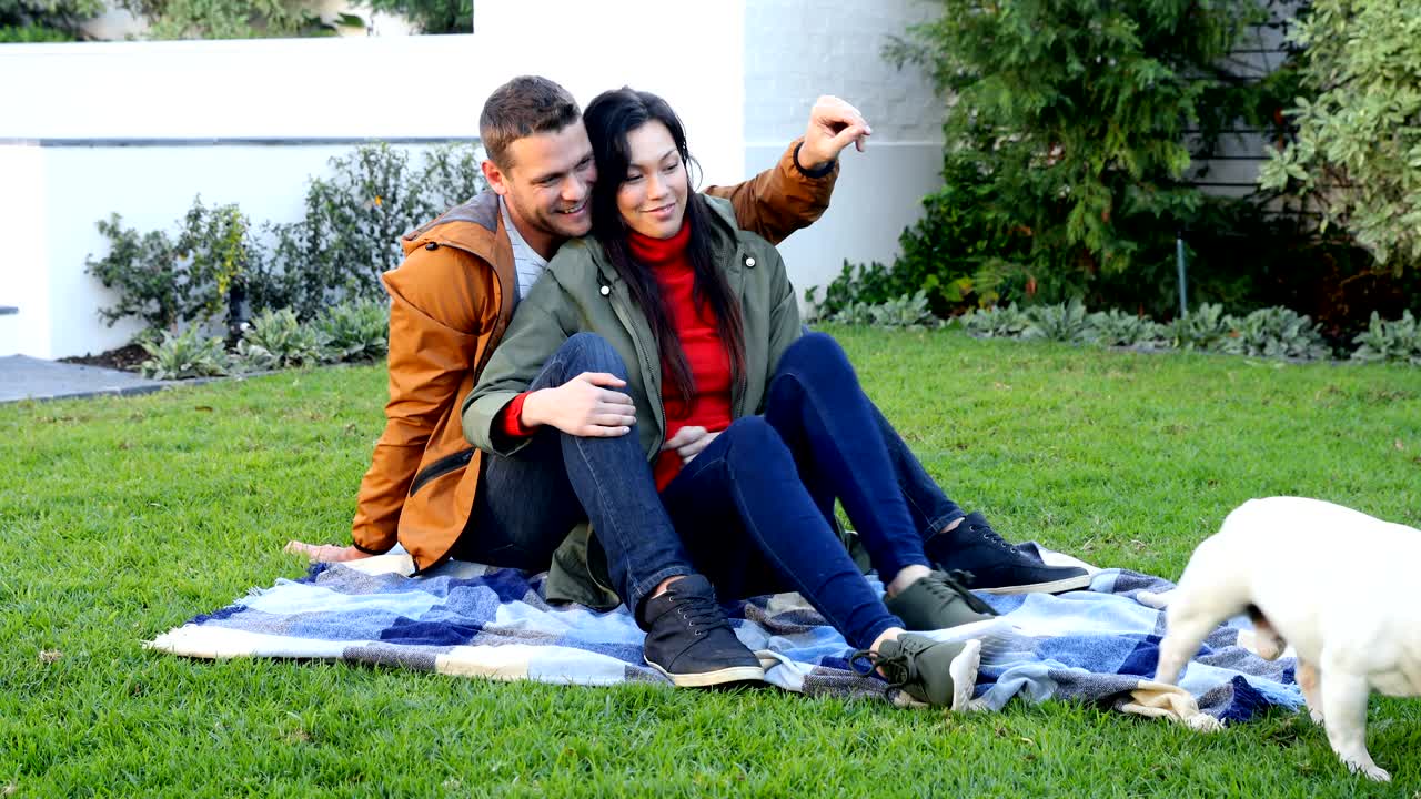 애정 있는 커플 이 애완견 4k 와 함께 놀고 있다