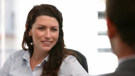 la mujer de negocios terminó su reunión.