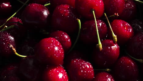 las cerezas rojas giran en la canasta