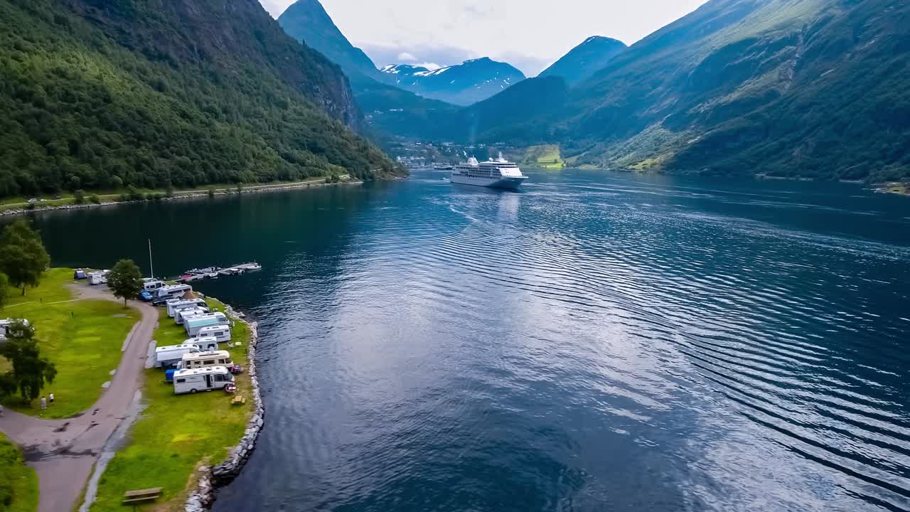 geiranger fjord, hermosa naturaleza de noruega. vista aérea del campamento para relajarse.
