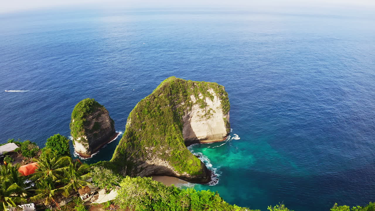 Famosa playa tropical T-rex debajo de un acantilado escarpado con el mar al fondo