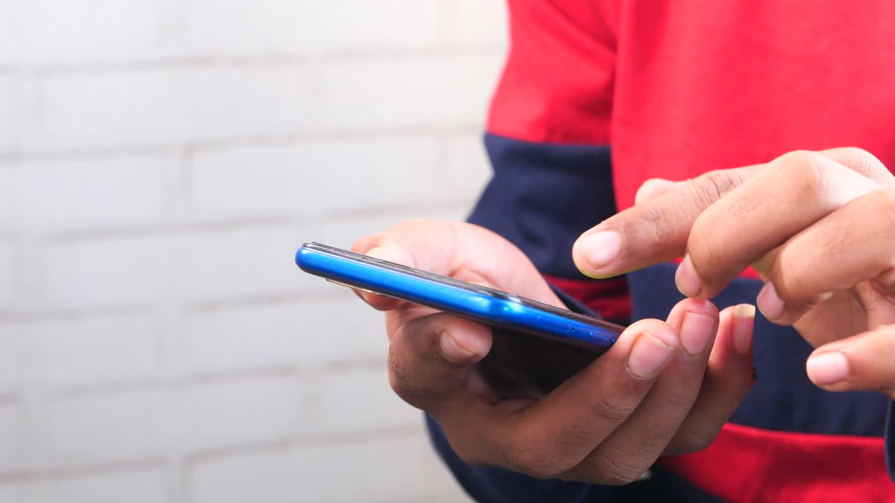 persona que utiliza un teléfono inteligente