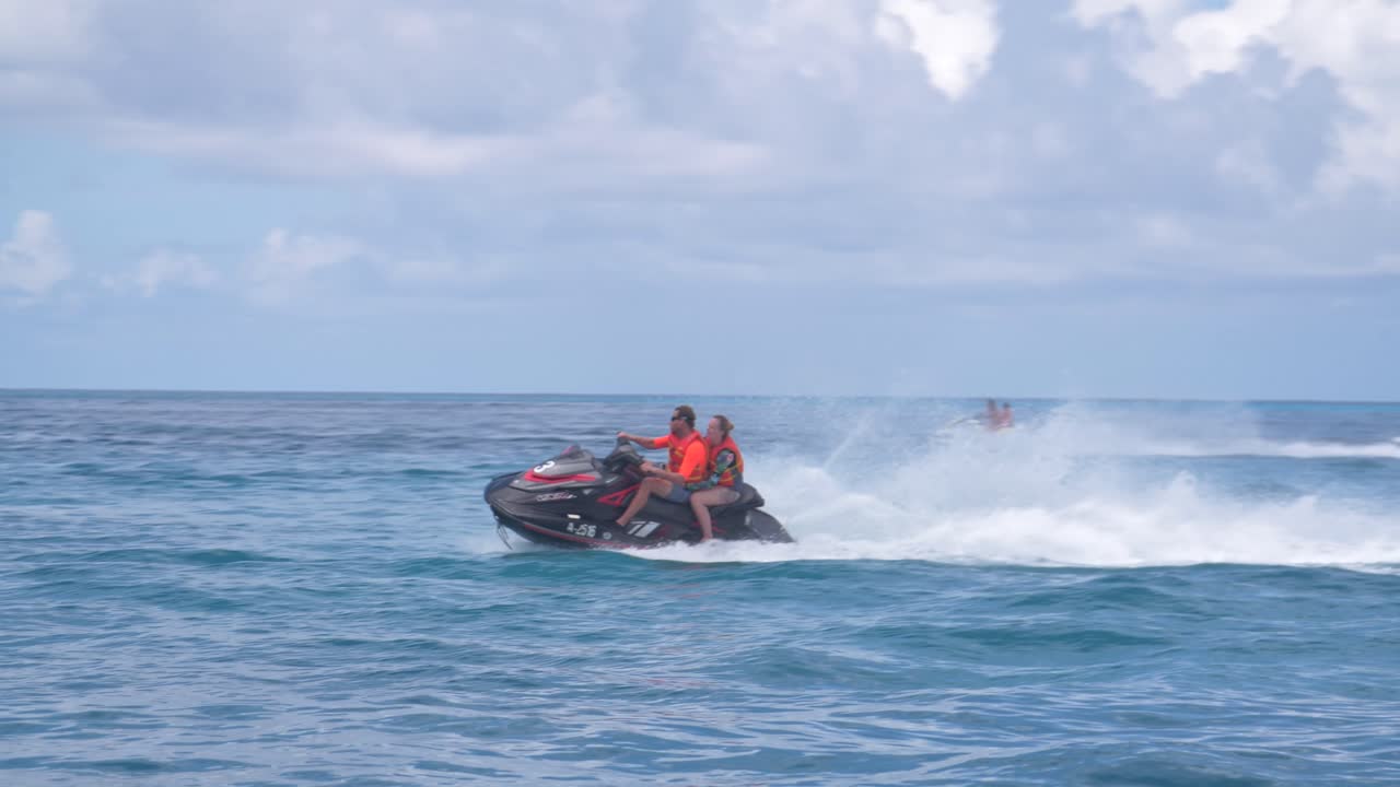 태양 아래 청록색 바다에서 카리브해의 빠른 제트 스키 모험