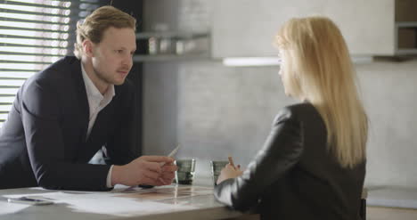 Geschäftsleute-Diskutieren-Im-Büro-1