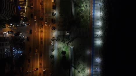 ciudad de noche a la orilla del mar