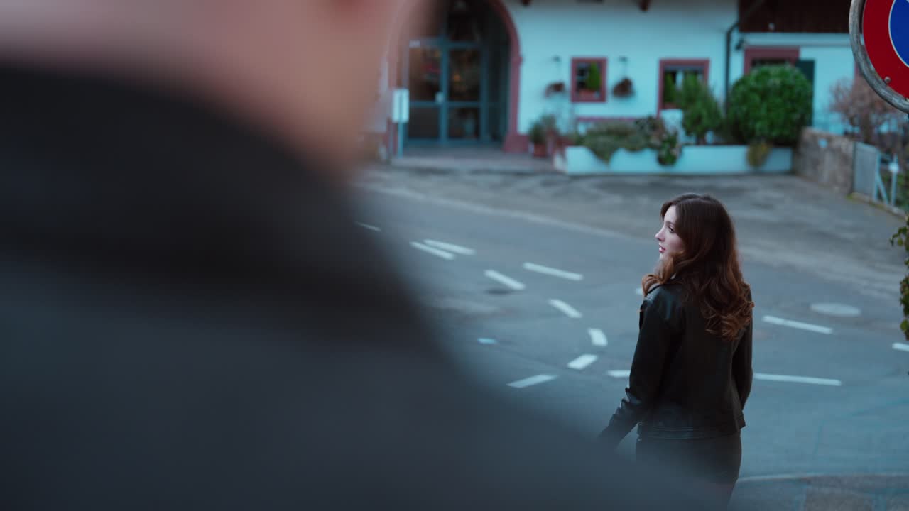 Scena all'aperto di una donna che si volta a guardare un uomo prima di andarsene. Concetto di conflitto relazionale, addio, distanza emotiva, rifiuto e momento di rottura