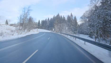 Fahren-In-Einer-Wunderschönen-Winterlandschaft-In-Deutschland