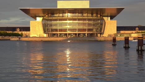 vista del atardecer del teatro de la ópera en copenhague, dinamarca