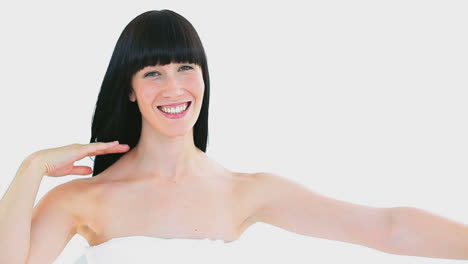 mujer sonriente masajeando su brazo