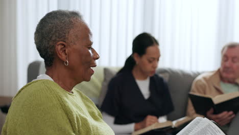 Mujer-Negra-Mayor,-Biblia-Y-Grupo-En-Casa