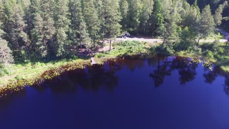 Acampando-En-Un-Autobús-Junto-A-Un-Lago-En-Suecia-Rodeado-De-Bosques