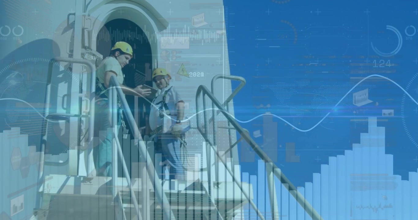 Tecnico che tocca un tablet e anima grafici di dati, mentre un collega regola un'imbracatura prima dell'ingresso nella torre.