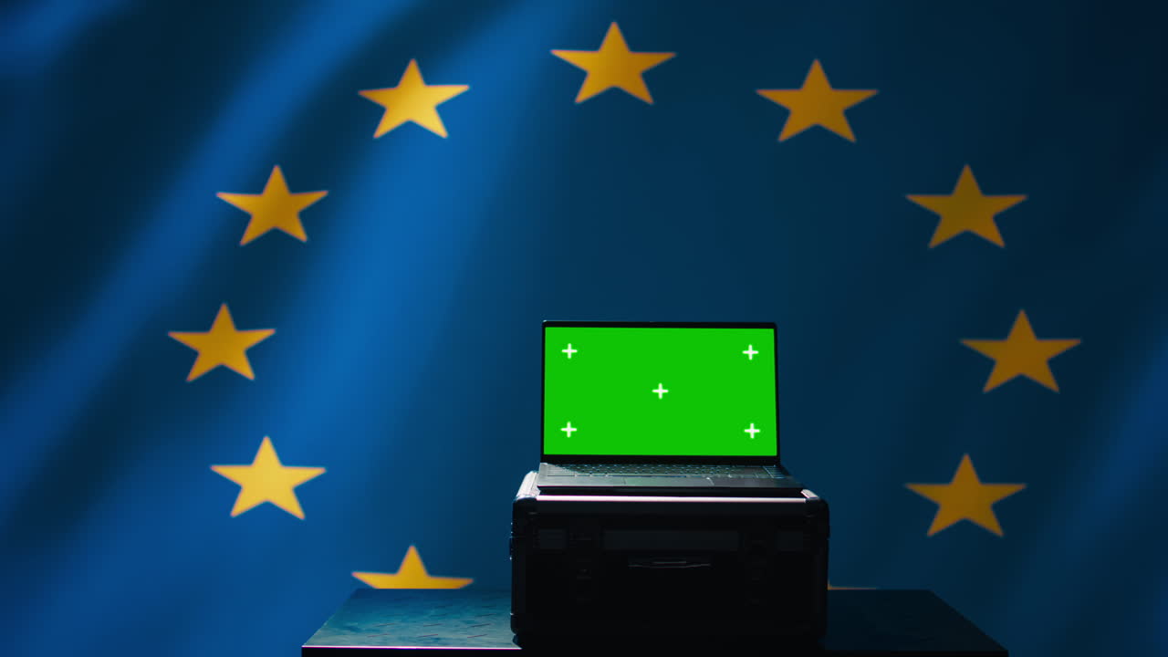 유럽 연합을 위해 사이버 보안 작업을 하는 기술자 모형 노트북