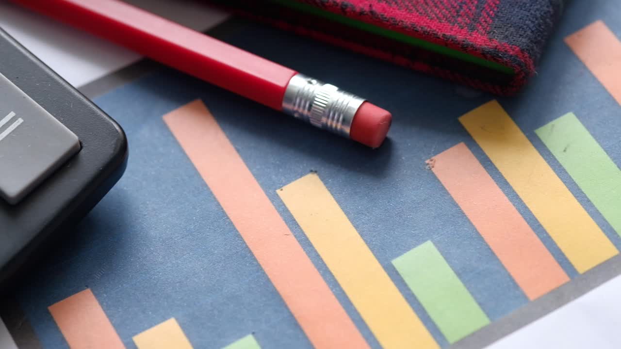 documentos comerciales con gráficos y calculadora