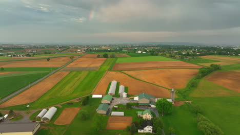 disparo de dron inverso alto del campo americano