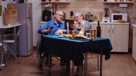 Woman-showing-tablet-to-paralyzed-man