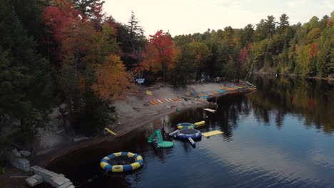 Cierre-Las-Actividades-Acuáticas-Divertidas-De-Verano-En-El-Lago-Mccarston-De-Toronto,-Canadá