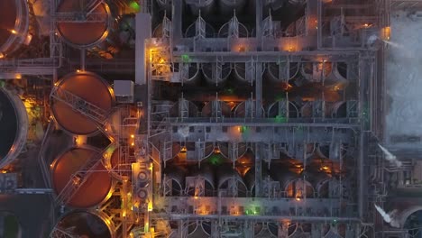 drone de arriba hacia abajo de la fábrica de metal al atardecer