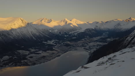 Romsdalsfjorden-Desde-La-Cumbre-De-Nesaksla-Durante-La-Puesta-De-Sol-En-Andalsnes,-Noruega