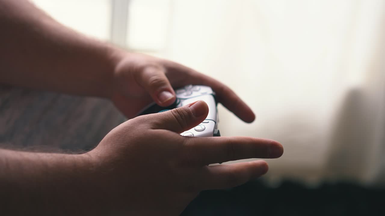 비디오 게임을 하는 손 클로즈업