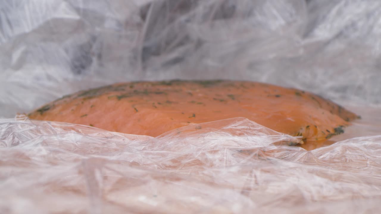 지구 온난화와 바다 오염을 보여주는 플라스틱 폐기물과 패키지로 둘러싸인 원시 살롬