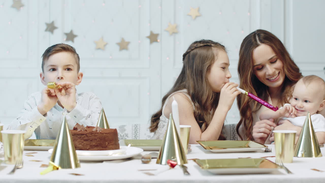 tres niños lindos caminando alrededor del árbol de navidad en la sala de estar