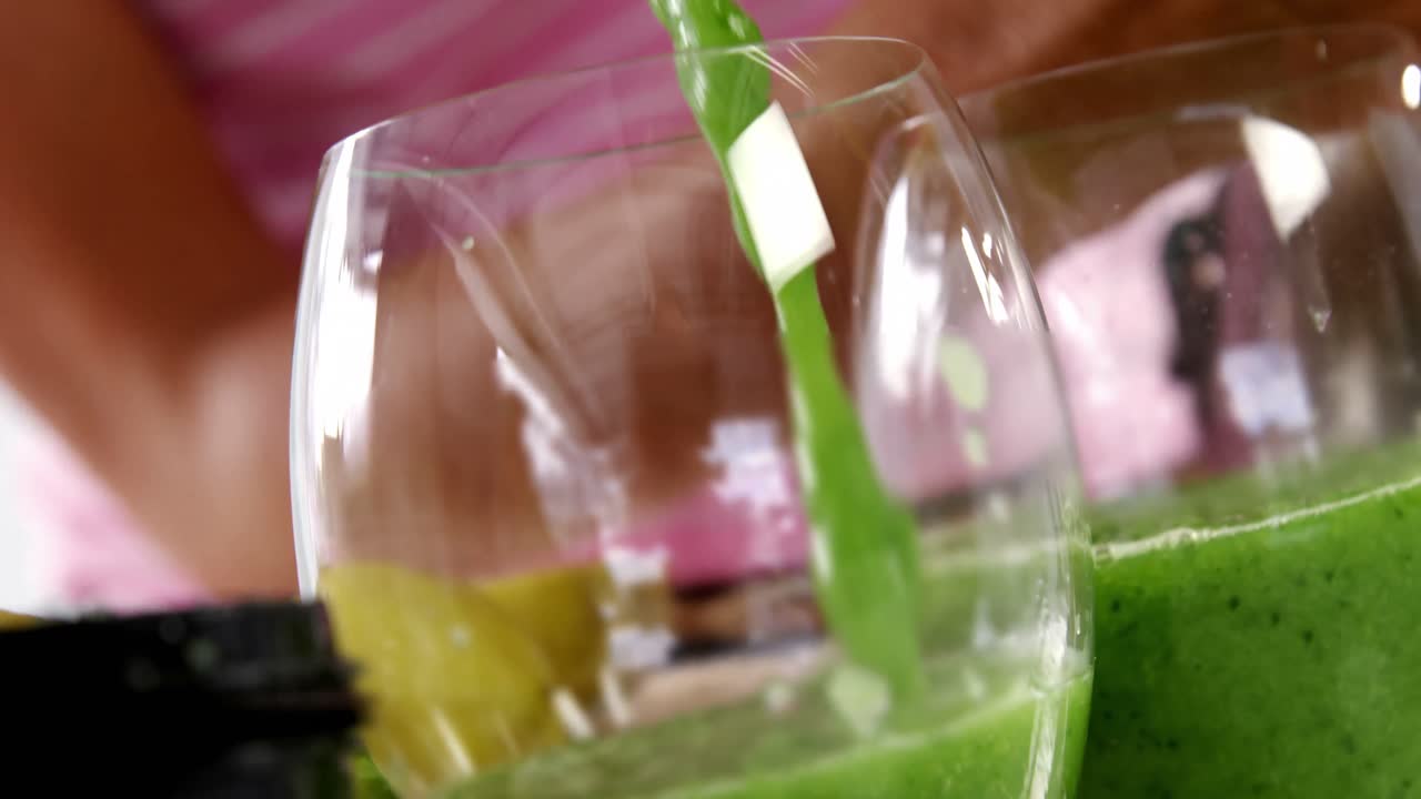 mujer preparando un batido de verduras