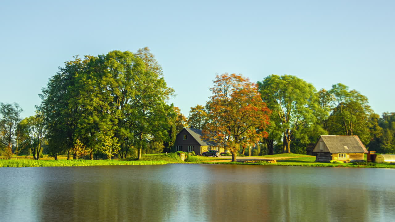 시골 집과 가을 잎자루가 첫 번째 눈 개를 얻는 타임 스