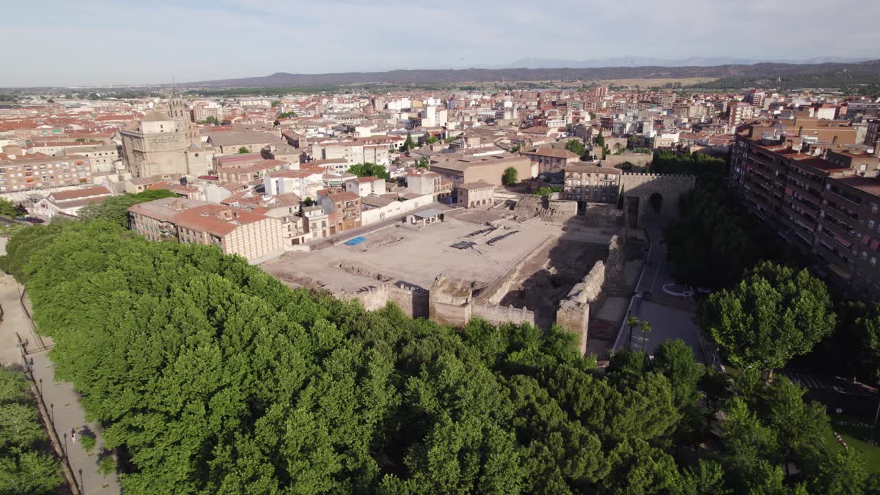 vista aérea de las ruinas de alcázar de talavera, una fortaleza militar rodeada de densa expansión urbana