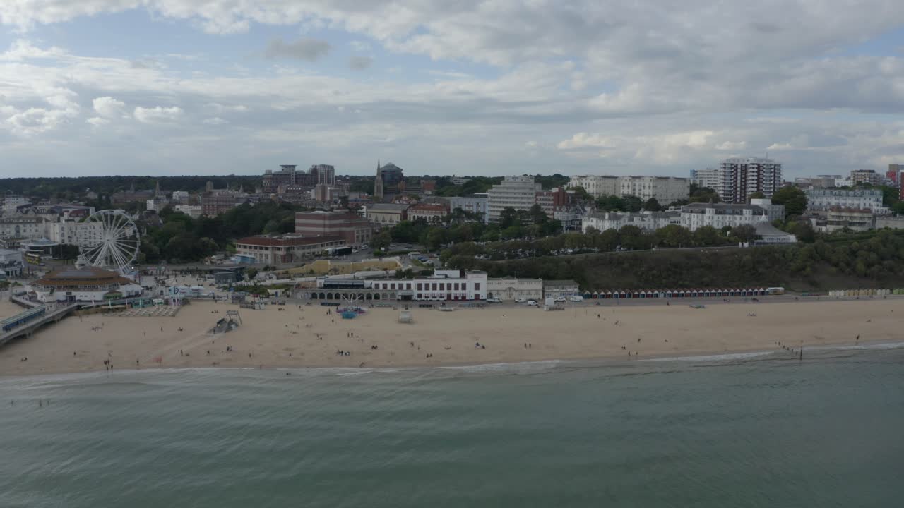 dron deslizable disparado a lo largo de la cara del mar de bournemouth