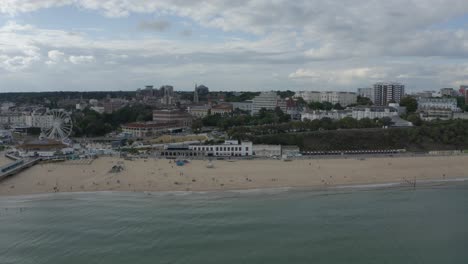 Dron-Deslizable-Disparado-A-Lo-Largo-De-La-Cara-Del-Mar-De-Bournemouth