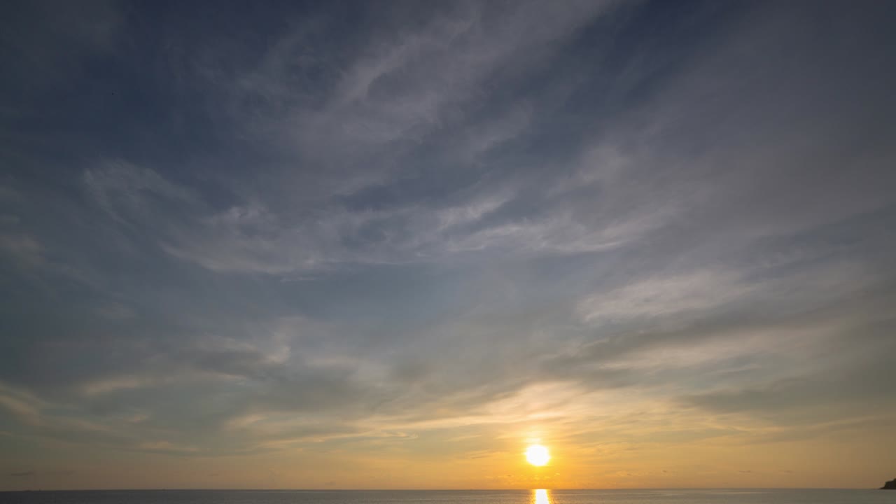 달한 일몰 풍경 자연의 놀라운 빛 구름빛 하늘