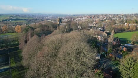 imágenes de drones aéreos cinematográficos de barrido de la iglesia de san juan evangelista dewsbury moor uk