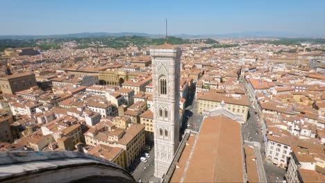 pan giotto 的鐘塔從聖母教堂 santa maria del fiore duomo 的頂部可以看到