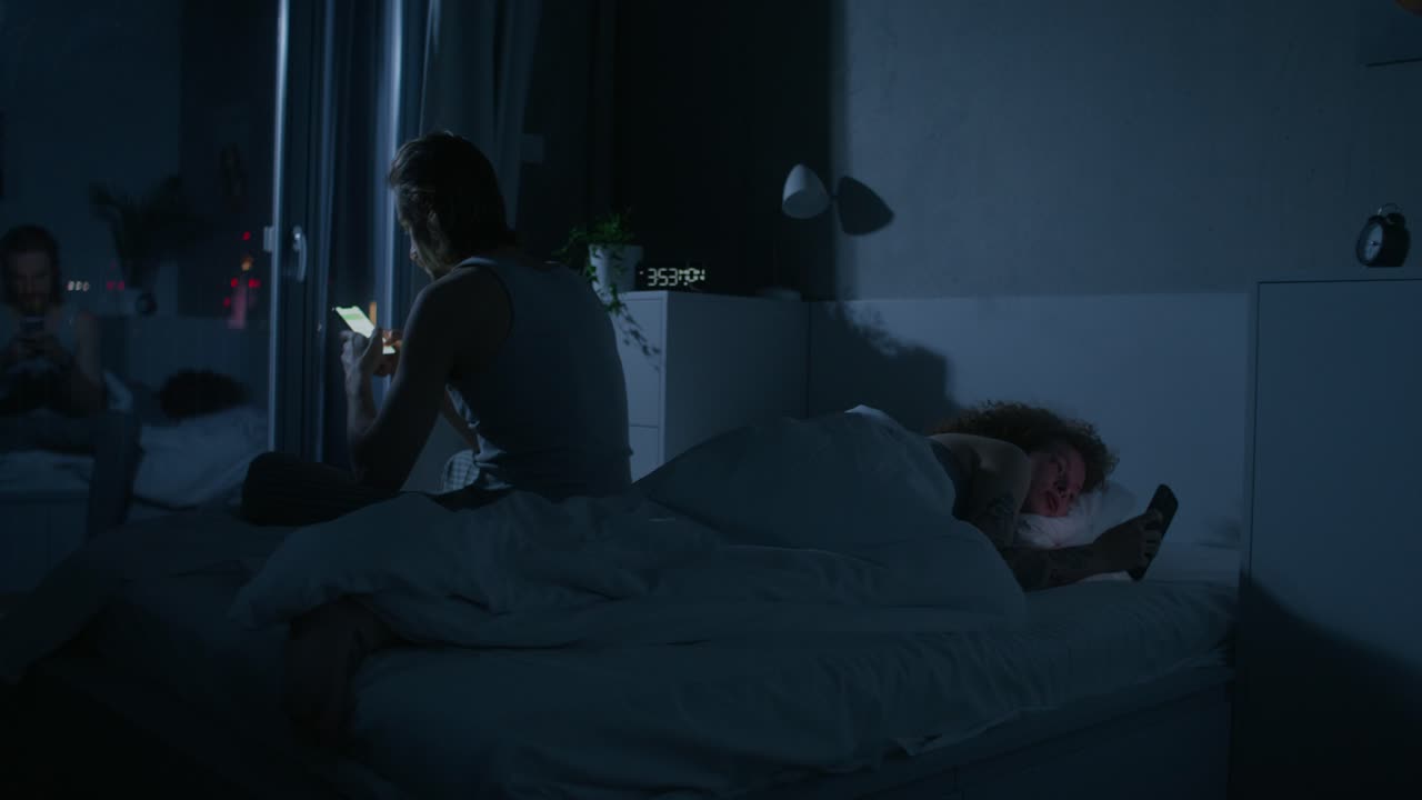 밤 에 휴대 전화 를 사용 하는 부부