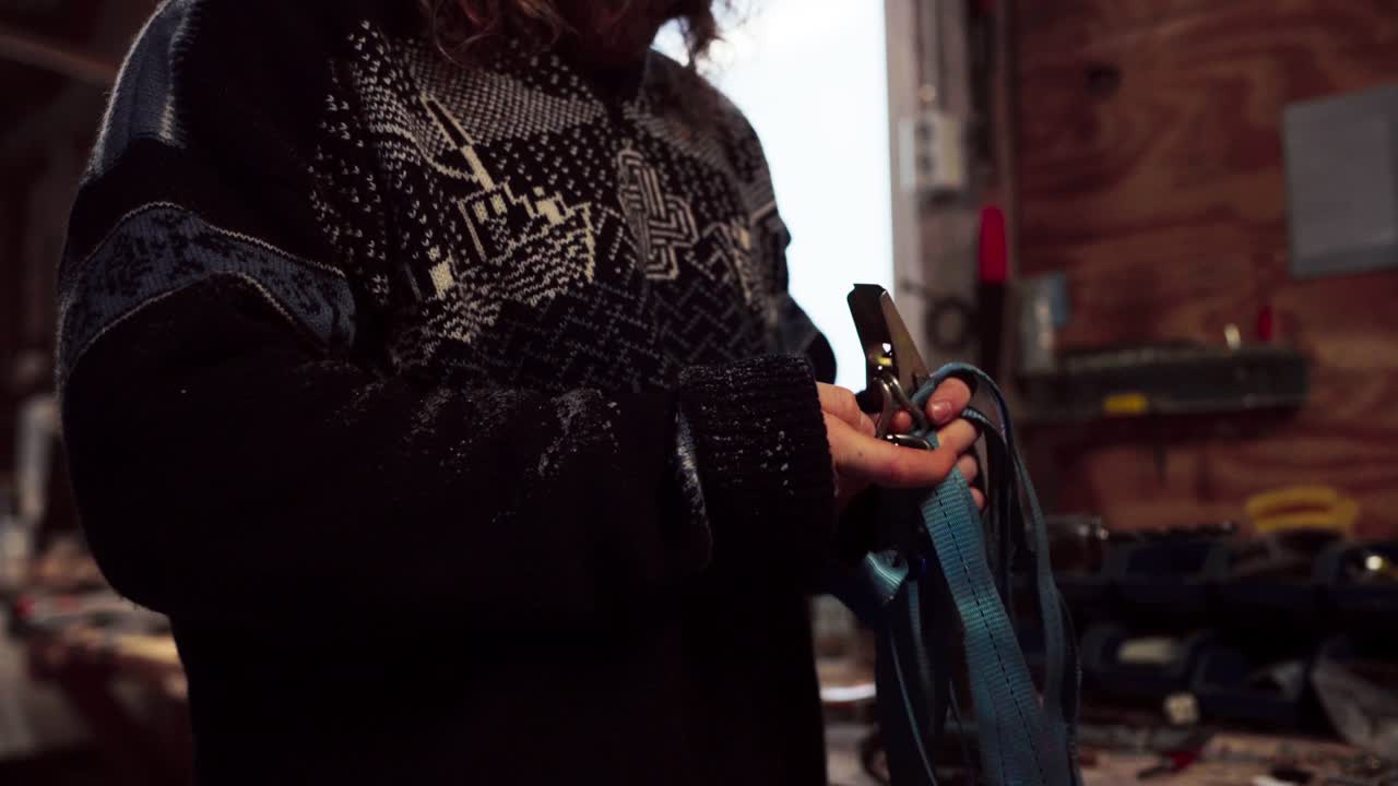 무선 전기 드릴러에 연결된 사람 잠금 드릴 손잡이