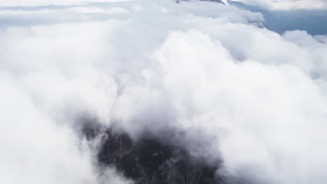 vuelo aéreo sobre nubes blancas