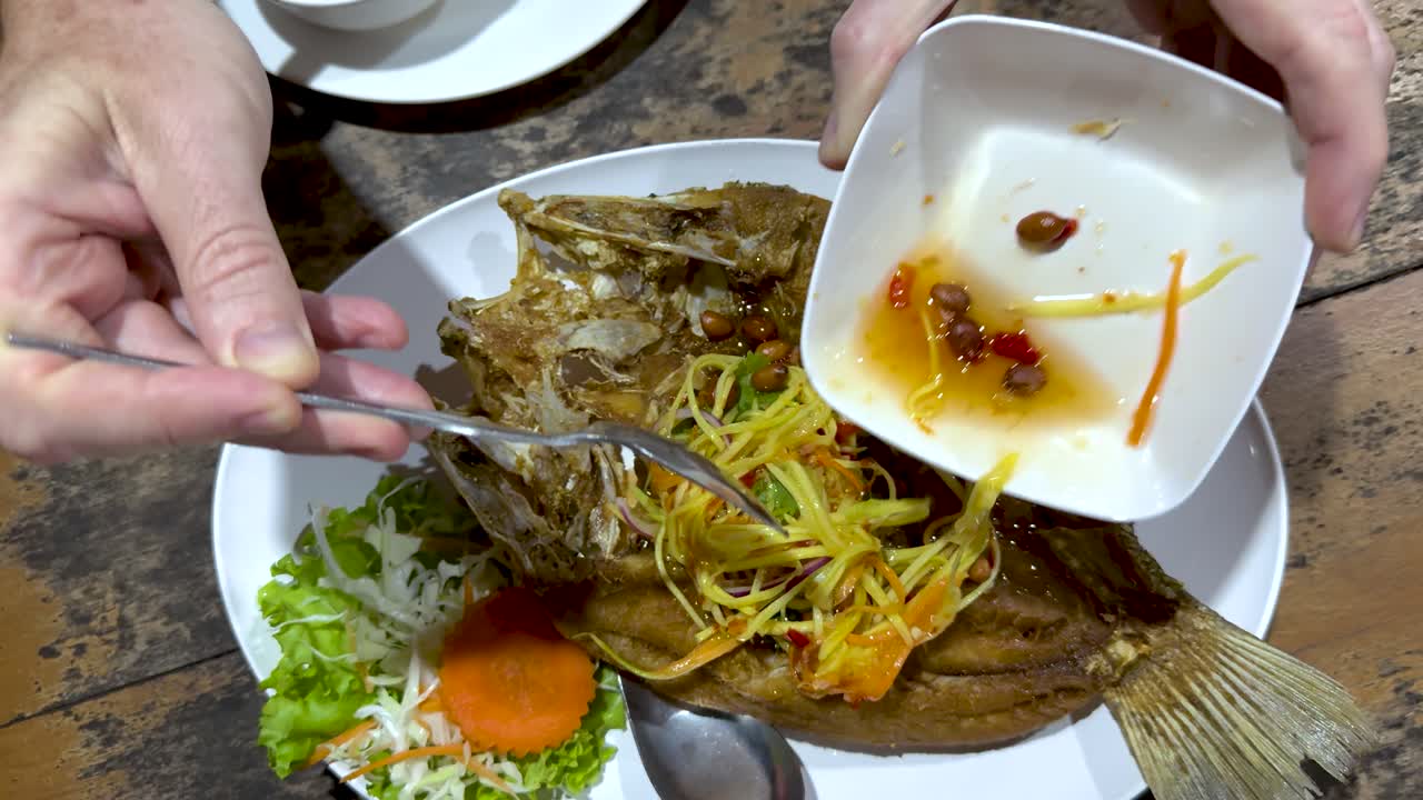 망고 러드와 함께 긴 물고기를 먹는 것