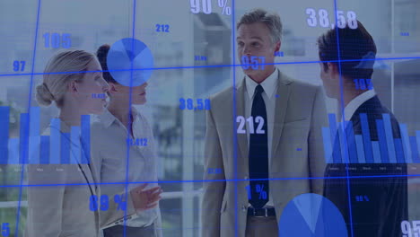 Animation-Mehrerer-Diagramme-Mit-Wechselnden-Zahlen,-Kaukasische-Kollegen-Diskutieren-Im-Büro