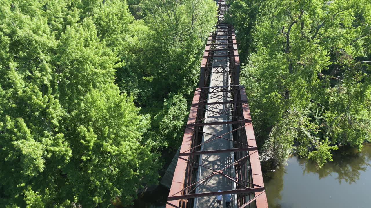 매사추세츠 주 노스햄튼의 잎자루를 가로질러 노스햄튼 격자 트러스 다리에서 는 사람들