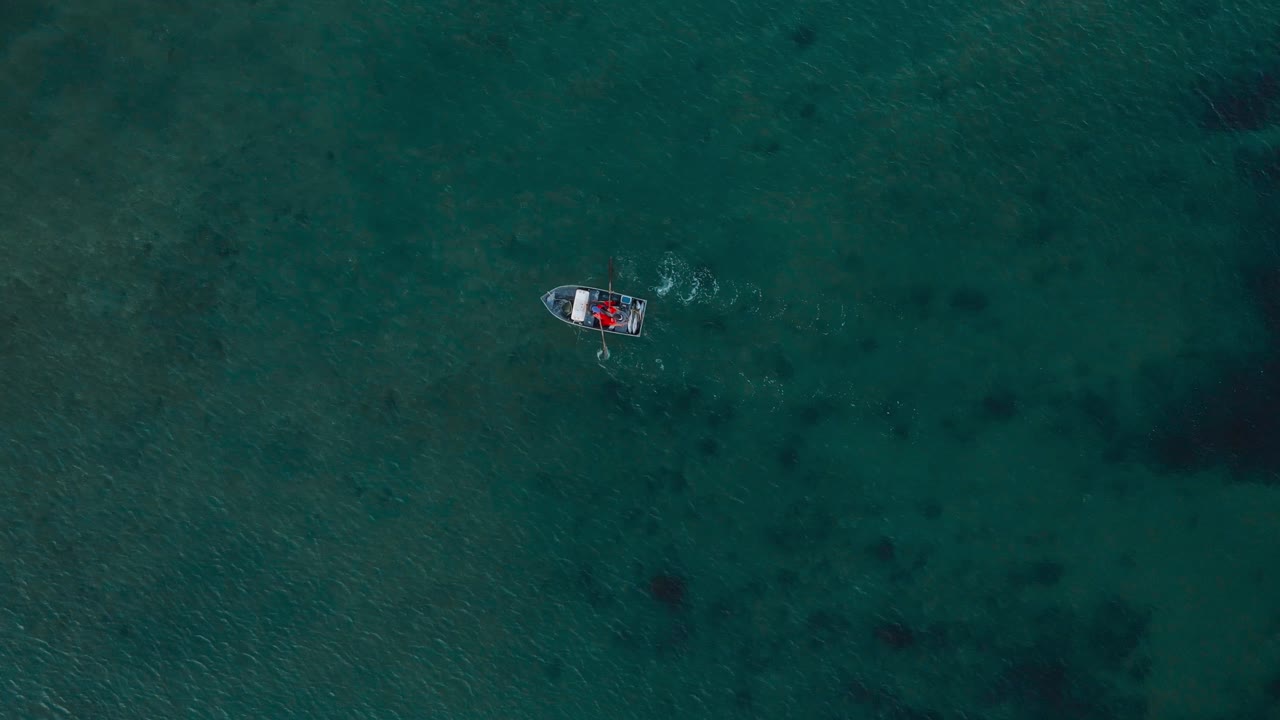 노 젓는 배의 조감도, 주황색 해상복을 입은 어부, 노를 저어가는 어부, 넓은 바다