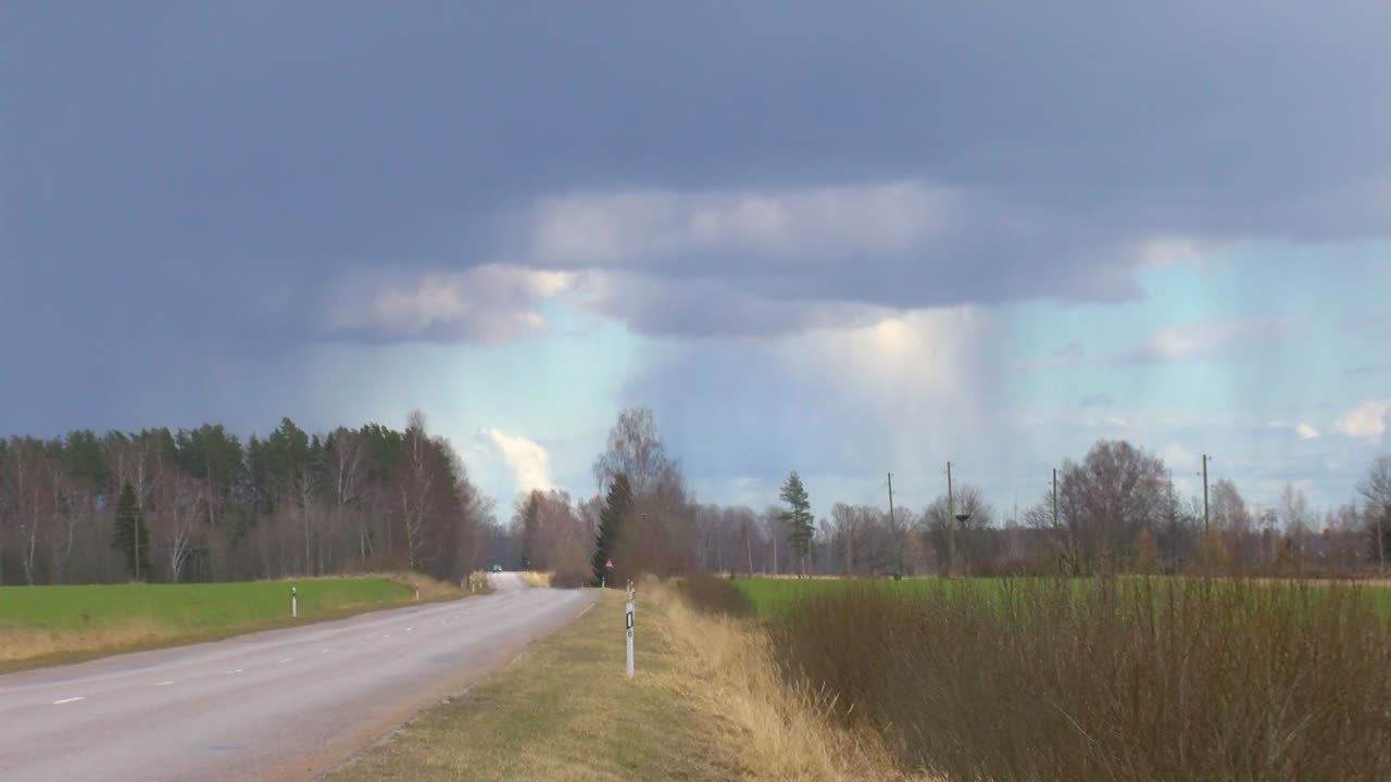 시골의 아스팔트 도로, 하늘에서 보이는 천둥