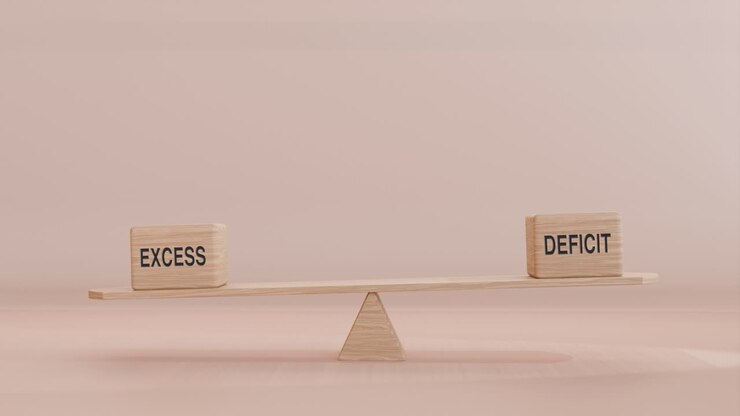 Exceso y déficit equilibrándose en un balancín