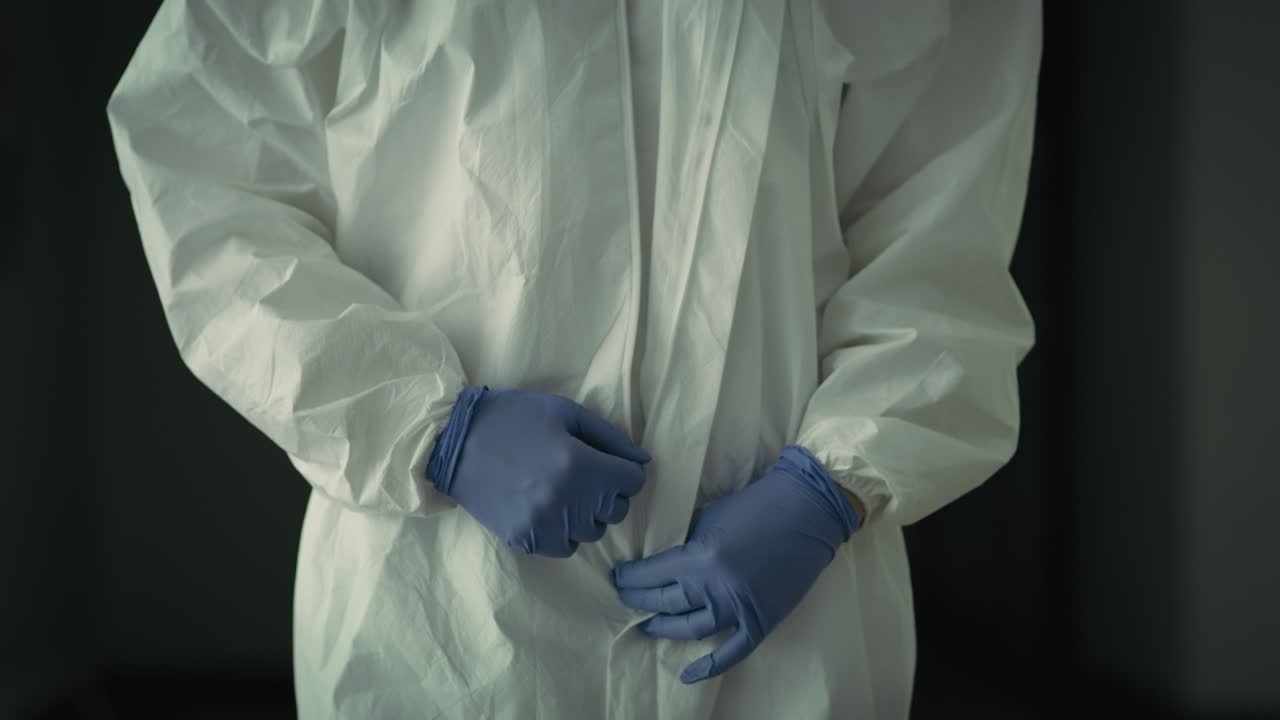 vídeo de un trabajador con un traje de protección.