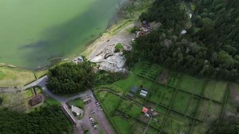 Portugal-Azores-Laguna-Azul,-Campo-Rural-Campos-Verdes-Drone-Paisaje-Sol-Brilla-Sobre-La-Costa