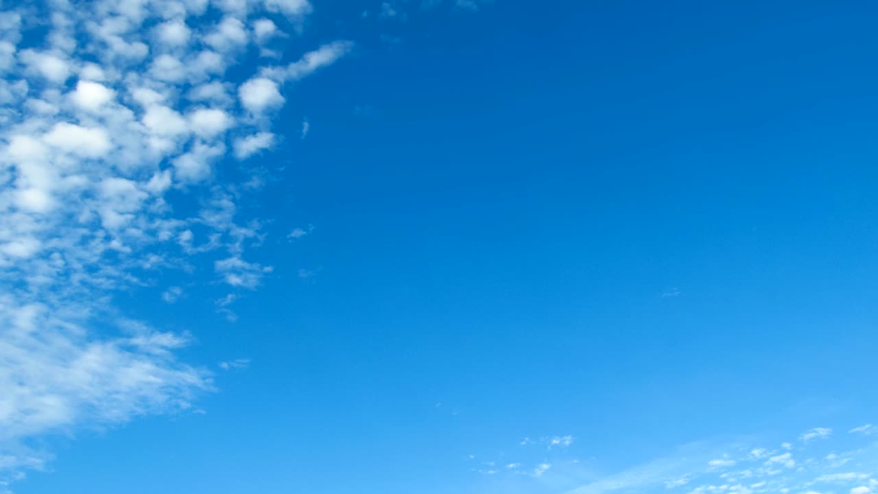 파란 하늘에서 구름이 움직이고 있습니다. 타임스